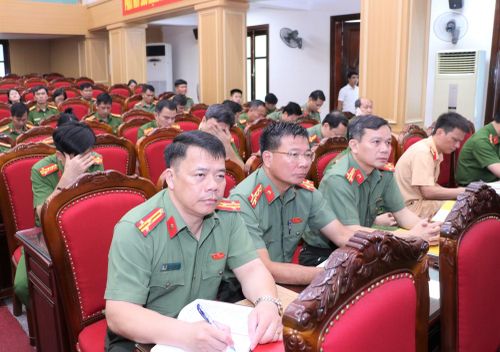 Đại biểu là lãnh đạo các phòng nghiệp vụ và Công an các phường tại điểm cầu Công an tỉnh.