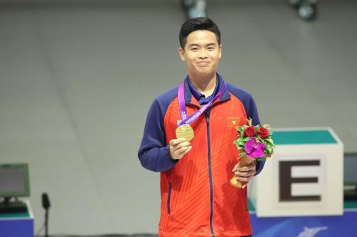 Xạ thủ Phạm Quang Huy với tấm huy chương Vàng ASIAD 19. Ảnh: Bùi Lượng.