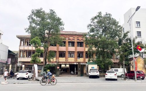 Những trụ sở dôi dư bỏ hoang gây lãng phí tài sản công.