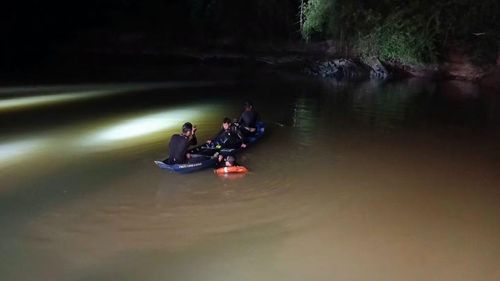 Công tác tìm kiếm trong điều kiện khó khăn: dòng nước chảy mạnh, địa hình phức tạp và trời tối.