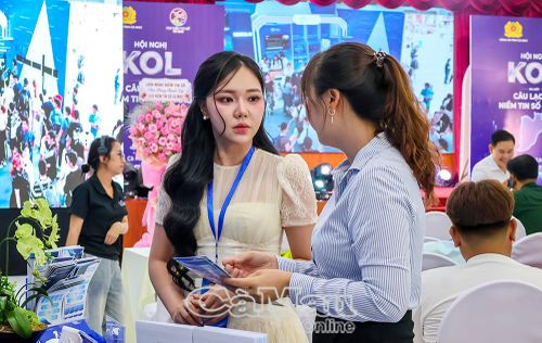 Chị Lâm Kiều Phương, KOL và TikToker, phường An Xuyên (bên trái), nghe nhân viên nhà mạng chia sẻ về các tính năng công nghệ mới phục vụ đưa thông tin tích cực đến người xem trên không gian mạng.