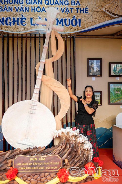 Bà Trần Thanh Tú, Phó Giám đốc Trung tâm Văn hoá và Thư viện Hà Nội, rất ấn tượng với tạo hình cây đờn kìm bằng muối trong không gian quảng bá Di sản văn hoá phi vật thể nghề làm muối tại Ngày hội Văn hoá di sản tỉnh Cà Mau lần thứ I năm 2026.