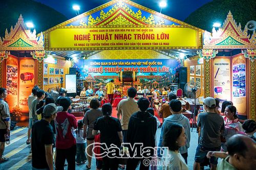 Không gian Nghệ thuật trống lớn và nhạc cụ truyền thống của đồng bào khmer tỉnh Cà Mau thu hút đông người dân du khách.