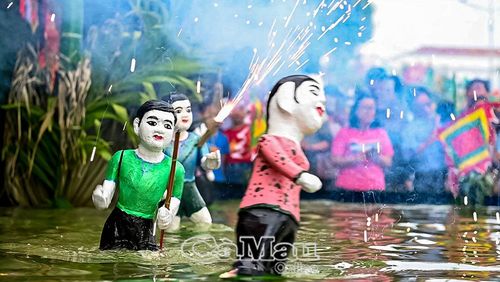 Tiết mục đặc sắc của Phường múa rối nước Ðào Thục (Hà Nội) phục vụ người dân Cà Mau tại Ngày hội Văn hoá di sản.
