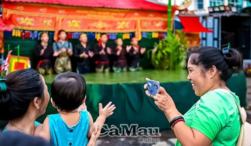 Khoảng cách rất gần giữa khán giả và ao rối tạo nên sự tương tác rất đặc biệt.