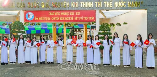 Nụ cười rạng rỡ cùng sắc cờ Tổ quốc - hình ảnh đẹp trong ngày khai trường của học sinh Trường THPT Chuyên Phan Ngọc Hiển (phường An Xuyên).