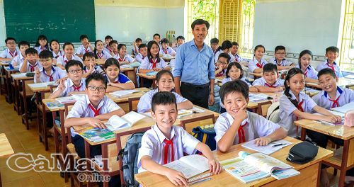 Trong chặng đường phát triển mới, Trường Phổ thông Cà Mau - Ninh Bình hướng đến xây dựng môi trường giáo dục chất lượng, nhân văn và hạnh phúc. (Trong ảnh: Học sinh khối THCS Trường Phổ thông Cà Mau - Ninh Bình phấn khởi bước vào năm học mới)