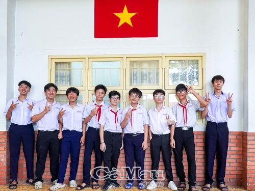 Tên trường mới mang theo niềm tự hào, đồng thời nhắc nhở các em học sinh về trách nhiệm tiếp nối truyền thống.