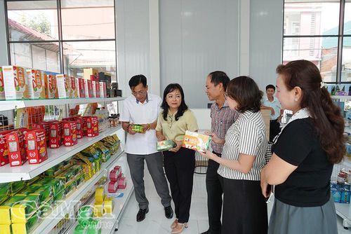 Đoàn công tác Sở Công Thương Ninh Bình khảo sát Cửa hàng trưng bày, giới thiệu sản phẩm OCOP và nông sản của hợp tác xã thuộc Liên minh Hợp tác xã tỉnh.