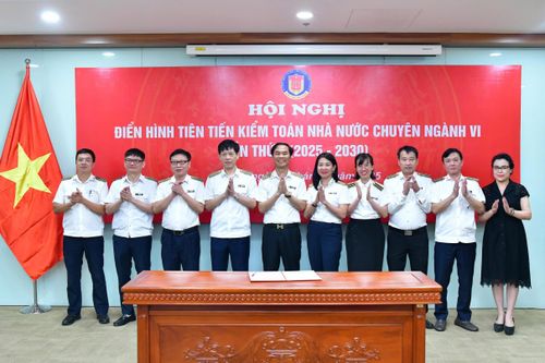 “Tuân thủ nguyên tắc tập trung dân chủ, tập thể lãnh đạo, cá nhân phụ trách, phát huy trí tuệ tập thể và tăng cường đoàn kết trong đơn vị” là điều ông Trần Văn Hảo luôn chú trọng trong quá trình lãnh đạo đơn vị. Ảnh: N. Ly