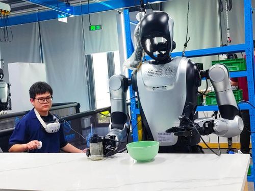 Chuyên gia đào tạo robot cách nấu những món ăn đơn giản. (Ảnh: SPH Media)