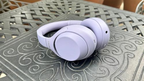 Tai nghe Sony WH-1000XM4C thế hệ 2 với màu lavender mới, hướng đến người dùng trẻ. (Ảnh: CNET)