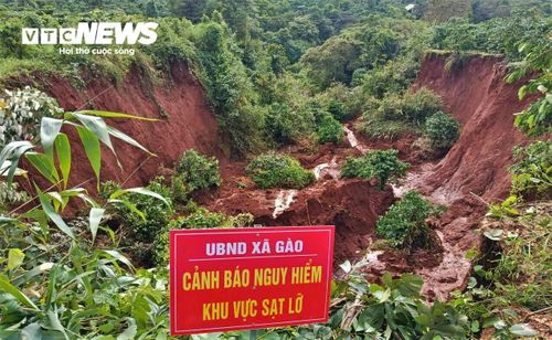 Lực lượng chức năng cắm biển cảnh báo nguy hiểm tại các khu vực đồi núi bị sạt lở.