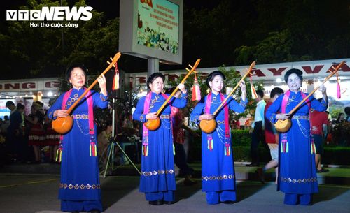 Các nghệ nhân biểu diễn hát Then, đàn tính trong trang phục truyền thống, góp phần lan tỏa những giá trị văn hóa đặc sắc của người dân xứ Lạng.