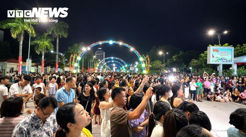 Người dân hào hứng xem, giao lưu với các nghệ nhân trong không gian phố đi bộ.