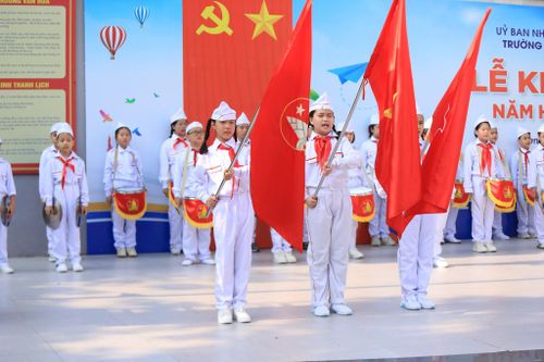 Lễ chào cờ đầu tiên tại trường tiểu học Hoàng Văn Thụ sau khi có biển tên mới. Ảnh: PV