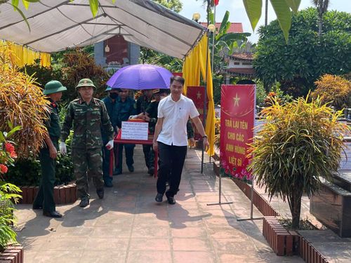 Tiểu, quách được đưa từ phần mộ đến khu vực lấy mẫu theo quy trình. Ảnh: PV