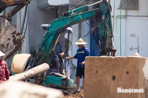 Trao đổi tại công trường, ông Trương Lâm Bình, Phó Tổng Giám đốc Công ty cổ phần Đầu tư phát triển quốc gia cho biết, nhà thầu đang chủ động tăng cường máy móc, thiết bị, đồng thời tổ chức các mũi thi công phù hợp nhằm đẩy nhanh tiến độ. Các đơn vị duy trì thi công 3 ca liên tục, tận dụng tối đa thời gian để bù đắp những hạn chế về nhân lực trong dịp lễ 2-9 vừa qua.