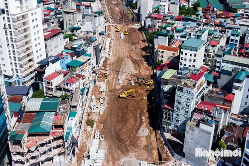 Một trong những vị trí đang được xử lý là công trình tại số 241 Vũ Tông Phan. Một phần tòa nhà quy mô 13 tầng, 1 hầm và 1 tum đang được cắt dỡ để phục vụ giải phóng mặt bằng.