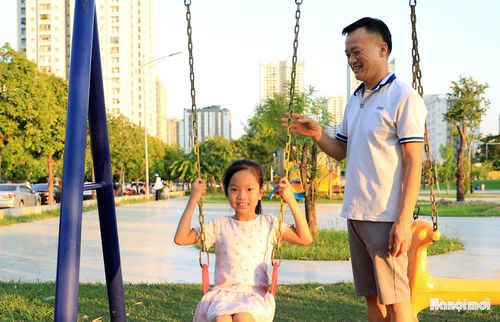 Anh Trần Văn Tính (phường Từ Liêm) cho hay: “Từ khi công viên mở cửa, hôm nào bố con tôi cũng ra đây vui chơi. Cháu nhà tôi rất thích tham gia các trò chơi ở đây”.