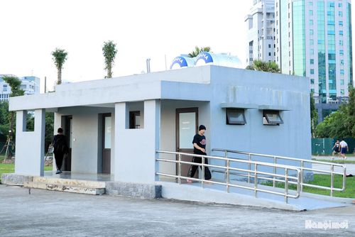 Khu vệ sinh phục vụ người dân đến vui chơi, thể dục thể thao.