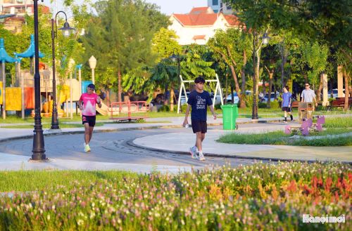 “Với không gian rộng, các thiết bị mới nên nơi đây thu hút được rất đông người đến vui chơi, thể dục…”, anh Tính chia sẻ thêm.