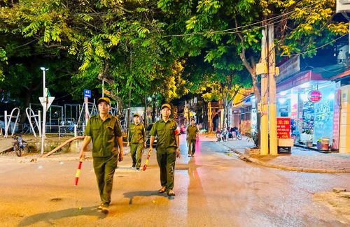 Lực lượng an ninh cơ sở Tổ dân phố số 14 tuần tra đường phố, ngõ ngách trên địa bàn. Ảnh: Trần Oanh