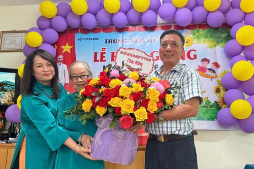 Phó Chủ tịch Thường trực Hội Cứu trợ trẻ em khuyết tật Hà Nội Bùi Văn Tuấn trao tặng lẵng hoa chúc mừng Trung tâm Hy vọng. Ảnh: Mai Hoa