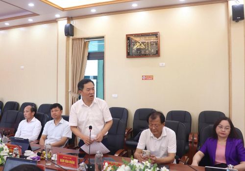 Bí thư Đảng ủy, Chủ tịch HĐND xã Ứng Hòa Đàm Văn Huân báo cáo tình hình phát triển kinh tế tại địa phương. Ảnh: Hoàng Sơn