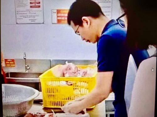 Phụ huynh luân phiên cùng nhà trường có mặt tại xưởng chế biến kiểm tra, thực phẩm trước khi đưa vào chế biến. Ảnh: Đặng Duyên