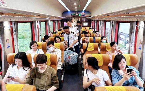 Đoàn tàu Bạch Mai duy trì hơn 500 khách mỗi chuyến. Ảnh: VNR