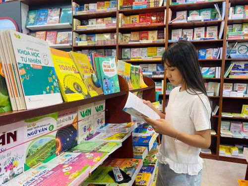 Trong tháng 9, đơn vị sản xuất, cung ứng tiếp tục phối hợp với các địa phương rà soát nhu cầu, bổ sung sách cho những học sinh đăng ký mới. Ảnh: TN