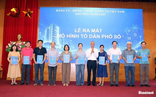 Bí thư Đảng ủy phường Nghĩa Đô Nguyễn Hồng Sơn trao quyết định thành lập Tổ dân phố số. Ảnh: MT