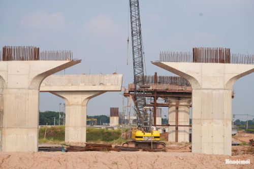 Được biết, đến cuối tháng 8-2026, nhà thầu đã hoàn thành toàn bộ 80 cọc khoan nhồi tại hai trụ tháp chính, thi công 1.902/2.315 cọc cầu dẫn và đúc 257/2.165 phiến dầm Super T.