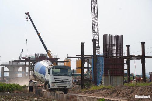 Nhà thầu đang tập trung nhân lực, máy móc, duy trì thi công liên tục, bảo đảm tiến độ và mục tiêu hoàn thành công trình theo đúng kế hoạch.