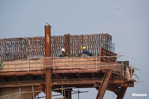 Ghi nhận ngày 8-9, công nhân của nhà thầu đang tích cực triển khai nhiều hạng mục trên công trường như đan thép dầm và thi công các hạng mục kết cấu cầu.