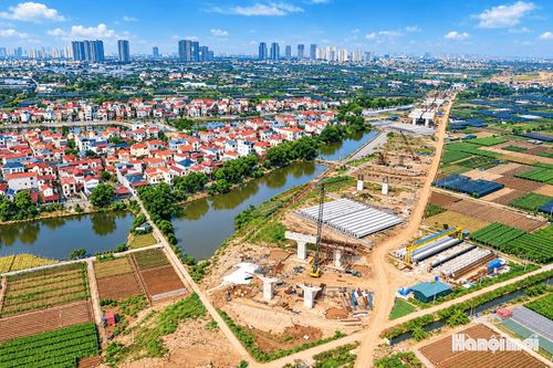 Bãi đúc dầm lớn phục vụ thi công nhịp cầu cạn cầu Ngọc Hồi.