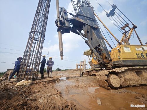 Giữa cái nắng nóng như đổ lửa chiều 8-9, trên công trường cầu Ngọc Hồi, công nhân vẫn miệt mài khoan cọc nhồi, hạ những khung thép xuống các hố khoan, khẩn trương đẩy nhanh tiến độ thi công.