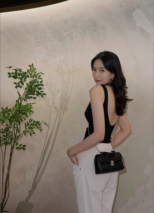 Chia sẻ với Gia đình & Xã hội, Mai Ngọc cho biết khi con trai khoảng 2 tuổi, cô sẽ chính thức trở lại với công việc. Hiện tại, người đẹp thường nhận lời tham dự những sự kiện liên quan đến mẹ và bé: thời trang, bỉm sữa,...
