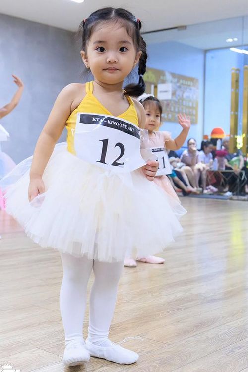 Khánh Thi còn hài hước gọi đây là thời điểm con gái bước vào giờ kiểm tra cuối tháng. Nữ kiện tướng dí dỏm hỏi mọi người rằng có ai muốn học ballet cùng Lisa hay không. Những chia sẻ gần gũi của cô khiến khoảnh khắc tập luyện của con gái trở nên thú vị hơn.