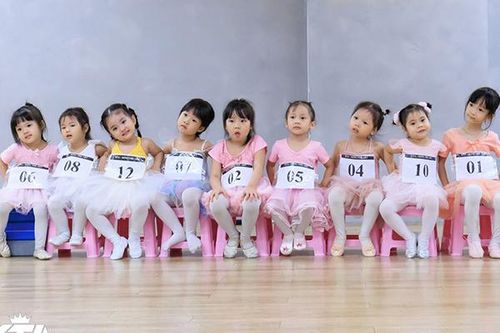 Lisa là con gái út của kiện tướng dancesport Khánh Thi và Phan Hiển. Sinh ra trong gia đình có truyền thống nghệ thuật, cô bé từ nhỏ đã được bố mẹ tạo điều kiện tiếp xúc với nhiều hoạt động vận động, nghệ thuật.