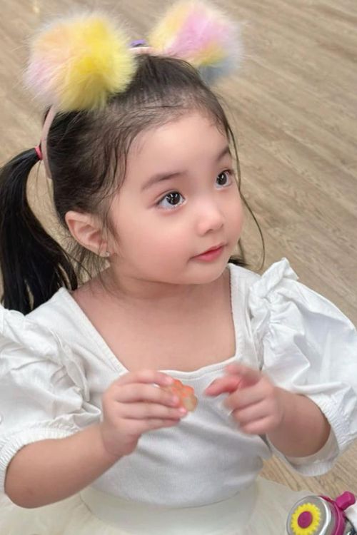 Không chỉ được chú ý bởi ngoại hình, Lisa còn khiến nhiều người thích thú bởi sự năng động. Việc làm quen với ballet từ sớm cũng giúp cô bé có thêm một hoạt động để rèn luyện sự dẻo dai, khả năng vận động và cảm thụ âm nhạc.