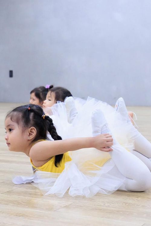 Mới đây, Khánh Thi chia sẻ hình ảnh Lisa tham gia lớp ballet. Cô bé 3 tuổi diện trang phục tập luyện, chăm chú thực hiện các động tác dưới sự hướng dẫn của giáo viên. Dù còn nhỏ, Lisa tỏ ra khá hào hứng với giờ học và nhanh chóng thu hút sự chú ý bởi biểu cảm hồn nhiên.