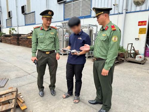 Có giấy phép điều khiển phương tiện bay không đồng nghĩa với việc người điều khiển được tự do tổ chức bay tại mọi địa điểm, mọi thời gian. (Ảnh Công an Cửa khẩu Cảng HKQT Nội Bài)