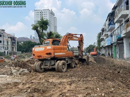 Những chiếc máy xúc lớn làm việc ngay giữa tuyến đường cho thấy dự án đang bước vào giai đoạn thi công thực địa rõ rệt. Một bên là những dãy nhà dân, cửa hàng vẫn duy trì hoạt động; sát nhà dân là nền đất đang được đào, đắp để hình thành mặt bằng mới. Ảnh: Phúc Đức