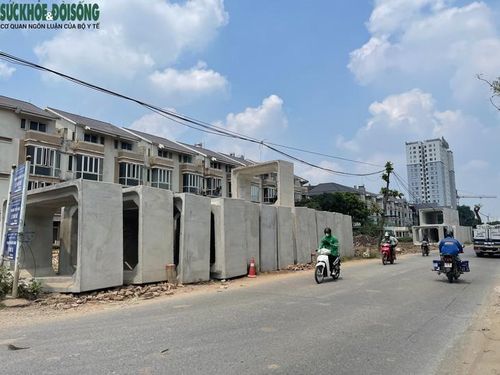 Nhiều đoạn cống thoát nước cỡ lớn cũng được tập kết tại đây để phục vụ công tác thi công. Ảnh: Phúc Đức
