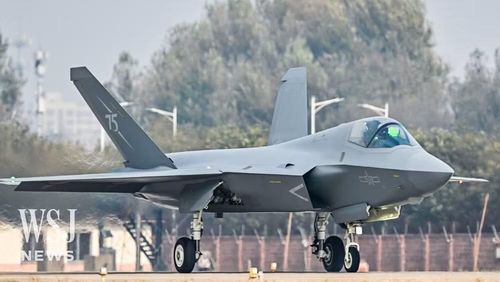 Tiêm kích tàng hình thế hệ năm J-35 đóng vai trò như một phương tiện tác chiến bổ sung trọng lượng nhẹ hơn, hỗ trợ cho chiếc J-20 hạng nặng của Không quân Quân Giải phóng Nhân dân Trung Quốc (PLAAF).