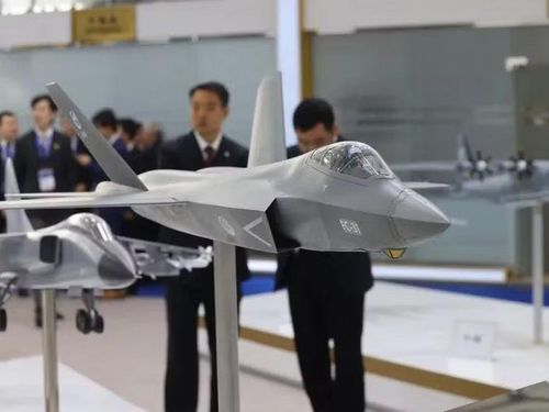 Trung Quốc bù đắp điều này bằng cách cho J-35 hoạt động như một phần của mạng chiến trường, sử dụng máy bay KJ-500 AWACS, các cảm biến đặt trên mặt đất và máy bay không người lái trinh sát để phối hợp.