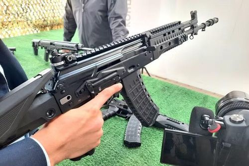 Điều này cho phép điều chỉnh chiều dài vũ khí phù hợp với số đo nhân trắc học cá nhân của người bắn. Các thanh ray Picatinny cũng được thêm vào súng để gắn kèm thiết bị.