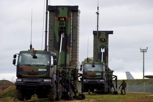 Trong khi đó đối thủ của nó là hệ thống Patriot được biết đến rộng rãi và tiếp thị tích cực hơn trên toàn cầu, chủ yếu là do Mỹ có khả năng quảng bá và mạng lưới phân phối vượt trội.